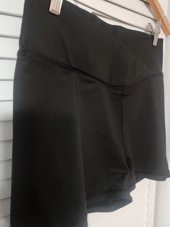 Pants - Women's Black V-Waist Scrunch Booty  Performance Shorts